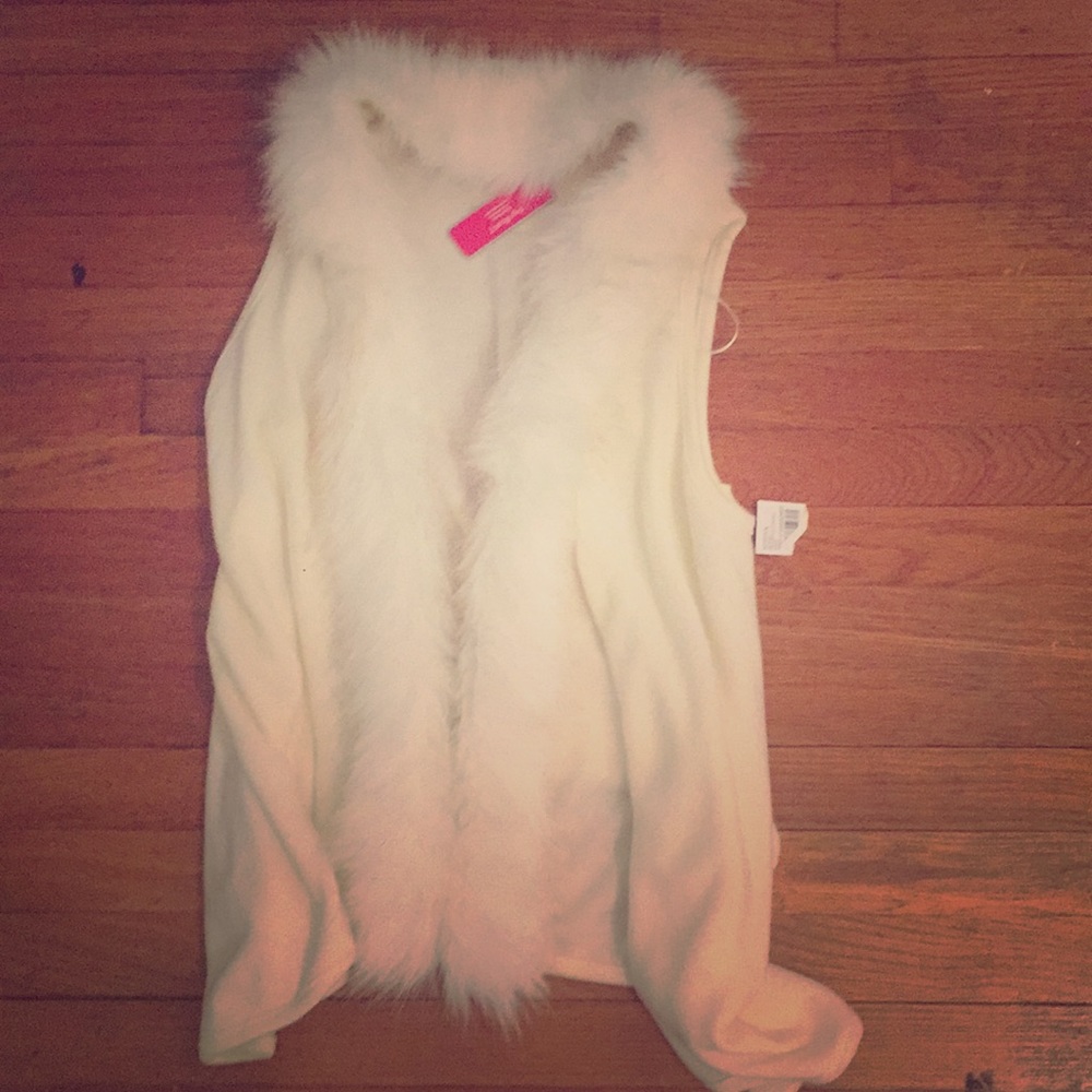 Faux fur white sleeveless shawl